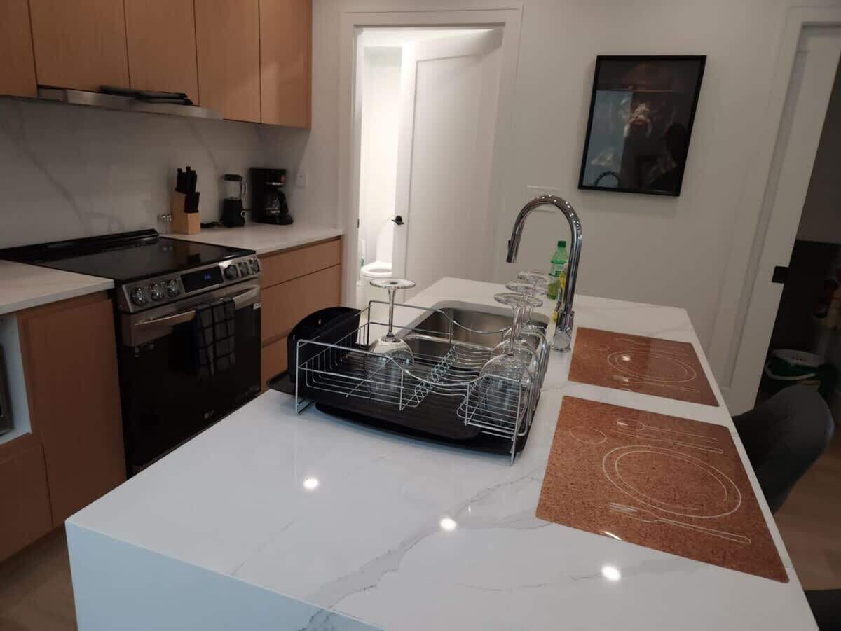 Réfrigérateur, four à micro-ondes, un four, surface de cuisson