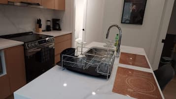 Réfrigérateur, four à micro-ondes, un four, surface de cuisson