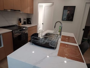 Réfrigérateur, four à micro-ondes, un four, surface de cuisson