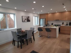 Geladeira, micro-ondas, fogão, cooktop