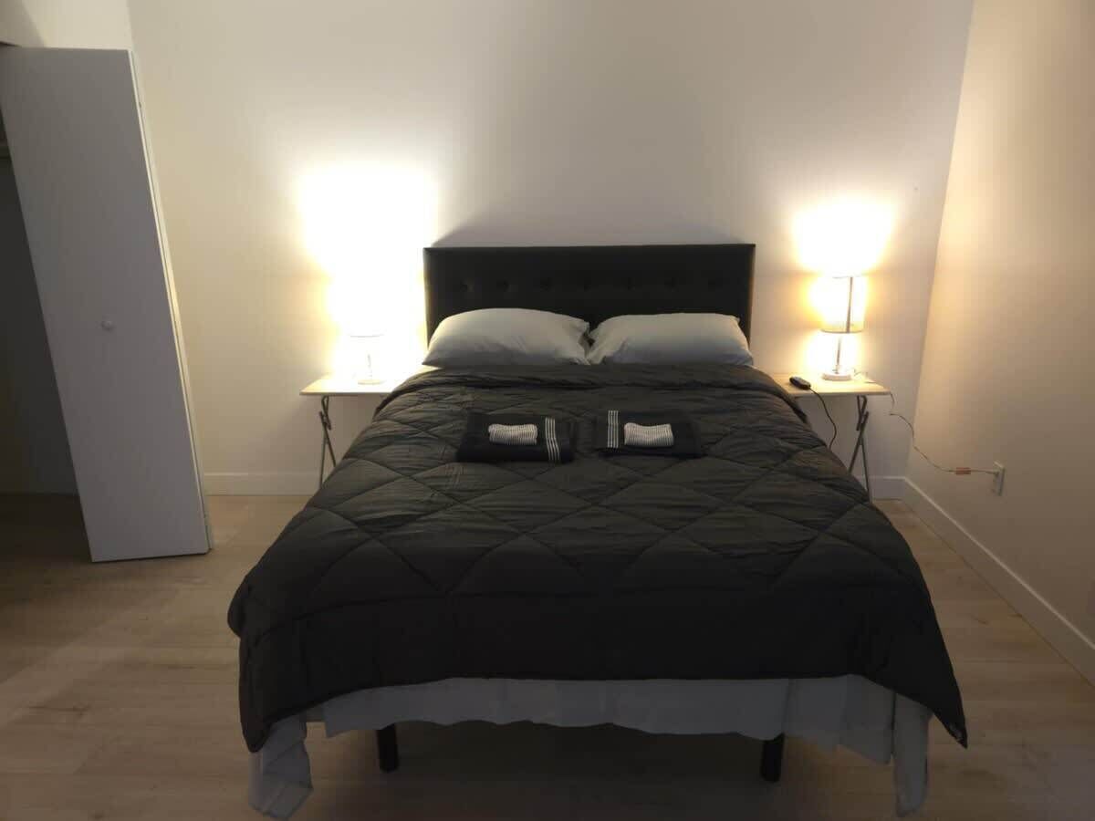 Iron/ironing board, WiFi, bed sheets