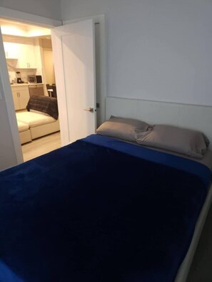 2 bedrooms, iron/ironing board, WiFi, bed sheets - Contemporary Comfort: 2-Bedroom Condo near UBC (Vancouver)