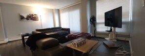 TV, offices - Corporate apartment in downtown Calgary (Calgary)