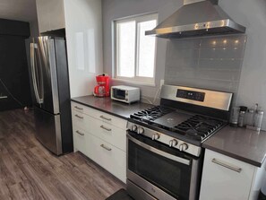 Réfrigérateur, micro-ondes, four, plaque de cuisson