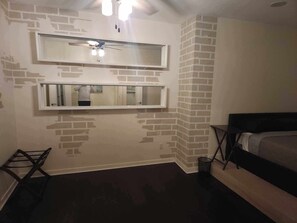 Tabla de planchar con plancha, wifi y ropa de cama