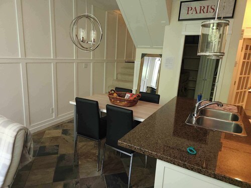 Elegance: 2-Bedroom Townhouse in Central Vancouver