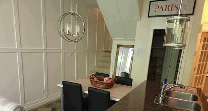 Elegance: 2-Bedroom Townhouse in Central Vancouver