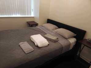 Iron/ironing board, WiFi, bed sheets - Elegance: 2-Bedroom Townhouse in Central Vancouver (Vancouver)