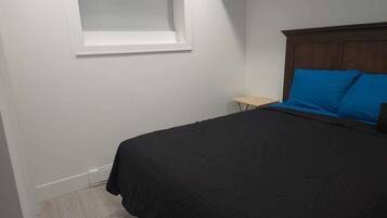 Tabla de planchar con plancha, wifi y ropa de cama