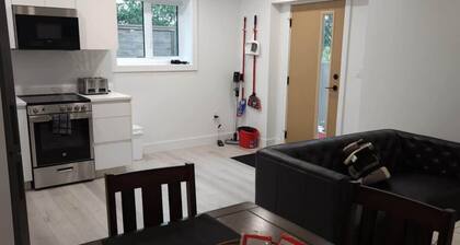 Vancouver Condo: Stylish 1-Bedroom Suite with Modern Amenities