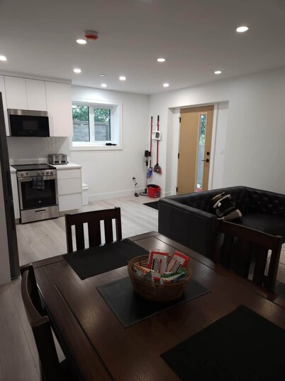 Vancouver Condo: Stylish 1-Bedroom Suite with Modern Amenities