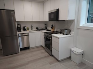 Réfrigérateur, four à micro-ondes, un four, surface de cuisson