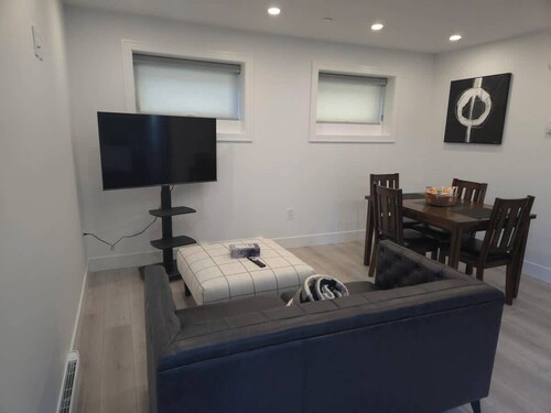 Vancouver Condo: Stylish 1-Bedroom Suite with Modern Amenities
