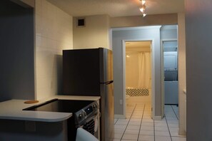 Frigorífico, microondas, horno y placa de cocina