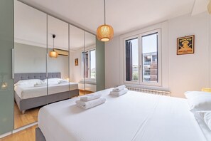 2 chambres, fer et planche à repasser, lit parapluie