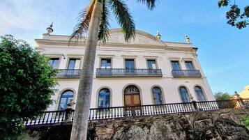 Pemandangan kota dari properti