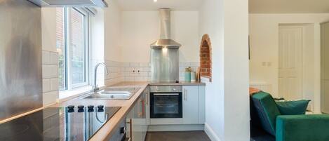 Frigorífico, microondas, horno y placa de cocina