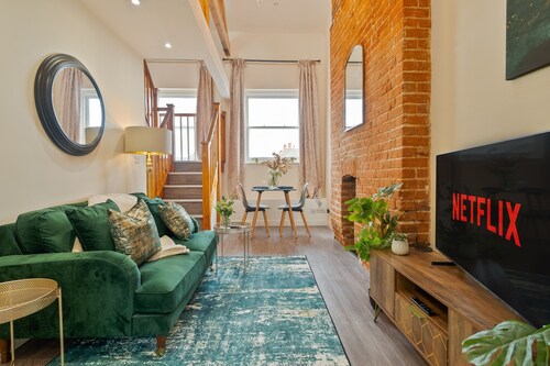 Unique Rooftop Retreat | City View | Sleeps 4