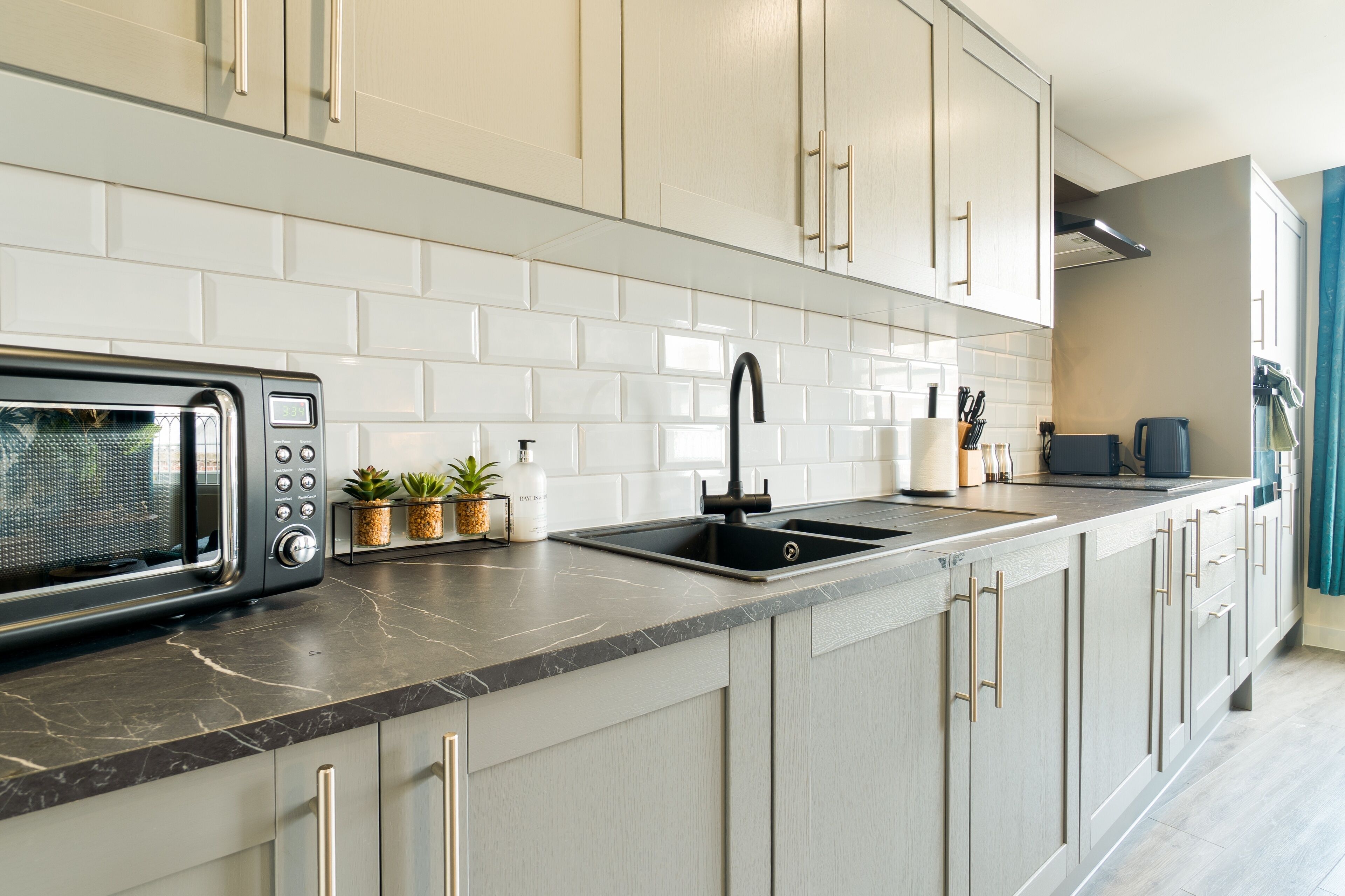 Kjøleskap, mikrobølgeovn, ovn og kokeplater