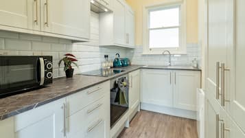 Een koelkast, een magnetron, een oven, een kookplaat