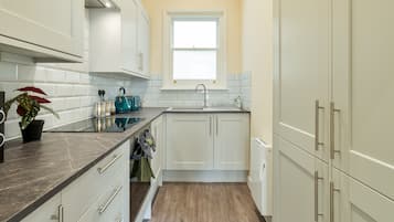 冰箱、微波炉、烤箱、炉灶