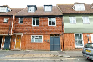 Exterior - Cosy 1BR City Apartment | Ideal for Work & Leisure (Canterbury)