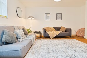 TV, books - Cosy 1BR City Apartment | Ideal for Work & Leisure (Canterbury)