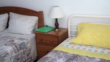 Economy-værelse med dobbeltseng eller 2 enkeltsenge - privat badeværelse - bakkeudsigt | Mørklægningsgardiner, gratis Wi-Fi