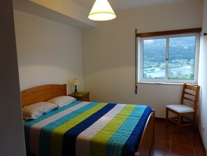 Basic Double Room, 1 Double Bed, Private Bathroom, River View | Blackout curtains, free WiFi - Hospedaria Lampião (Penacova)