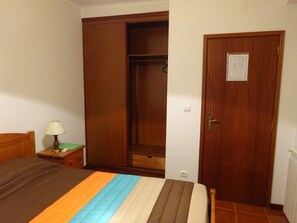 Economy Double Room, 1 Double Bed, Private Bathroom, Hill View | Blackout curtains, free WiFi - Hospedaria Lampião (Penacova)
