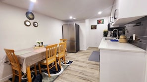 Microondas, horno, placa de cocina y lavavajillas