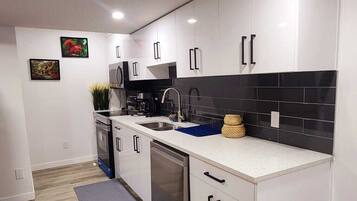 Mikrowelle, Ofen, Herdplatte, Geschirrspüler