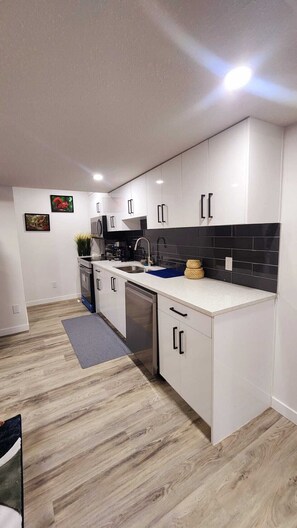 Mikrowelle, Ofen, Herdplatte, Geschirrspüler