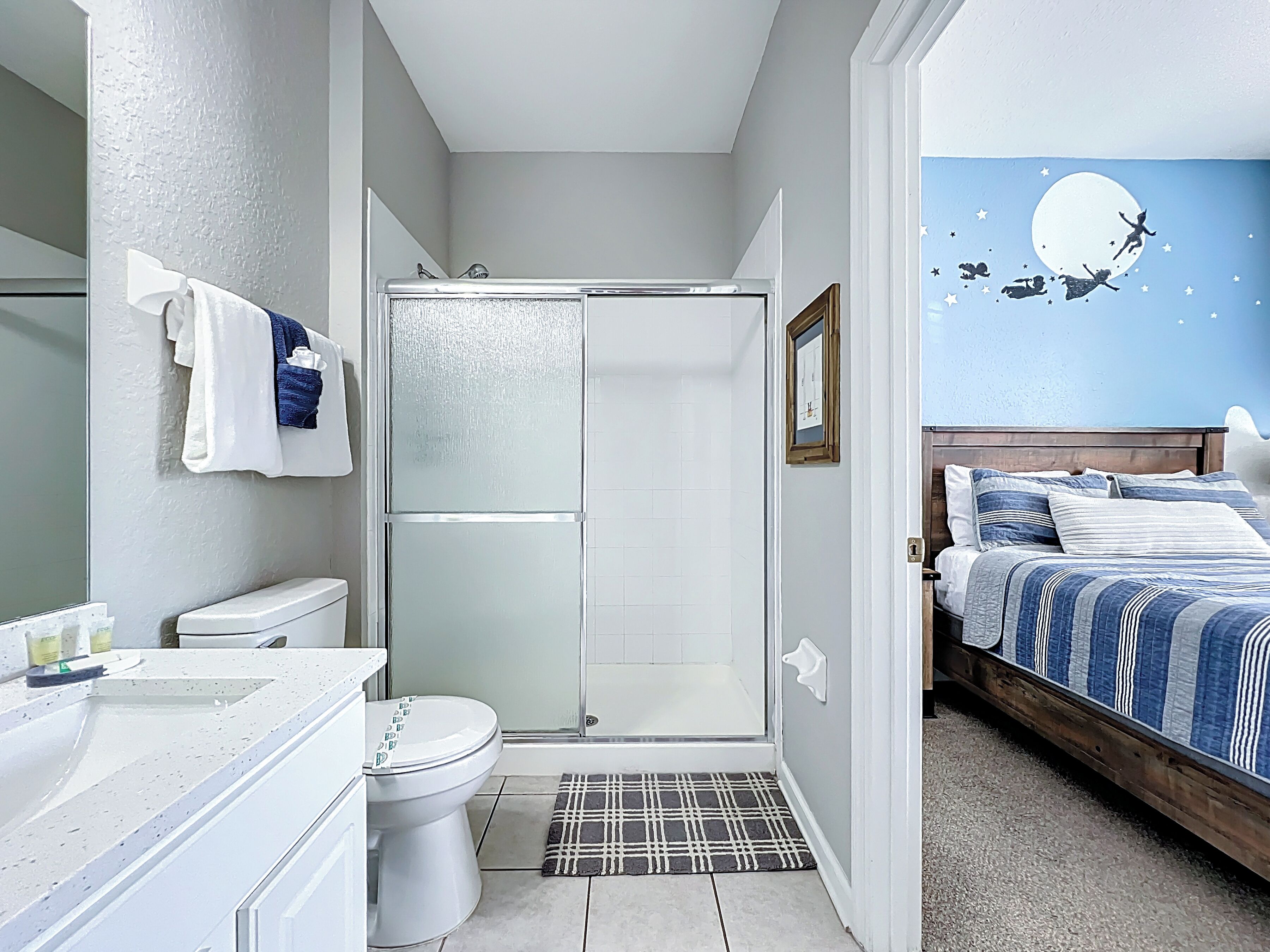 Un bagno con doccia, toilette e lavandino.