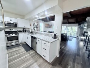 Microondas, horno, placa de cocina, lavavajillas