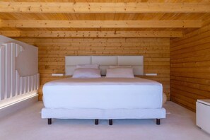 1 slaapkamer, een bureau, een strijkplank/strijkijzer, wifi