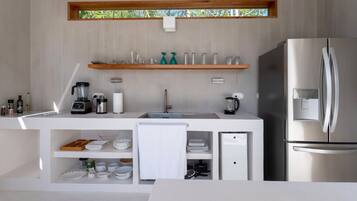 Kühlschrank, Herdplatte, Wasserkocher mit Kaffee-/Teezubehör, Toaster