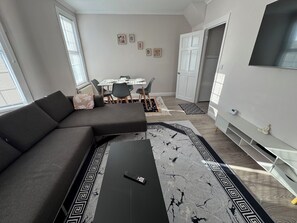 TV - 2 Bedroom Apartment • Link to Central London (London)