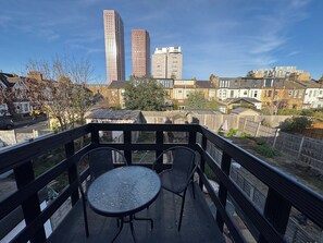 Outdoor dining - 2 Bedroom Apartment • Link to Central London (London)