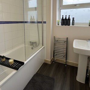 Dusche, Haartrockner, Handtücher, Seife