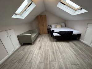 2 عدّة غرف نوم ومكواة/لوح كي وواي فاي وملاءات أسرّة