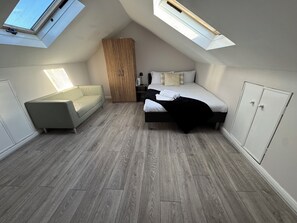 2 عدّة غرف نوم ومكواة/لوح كي وواي فاي وملاءات أسرّة