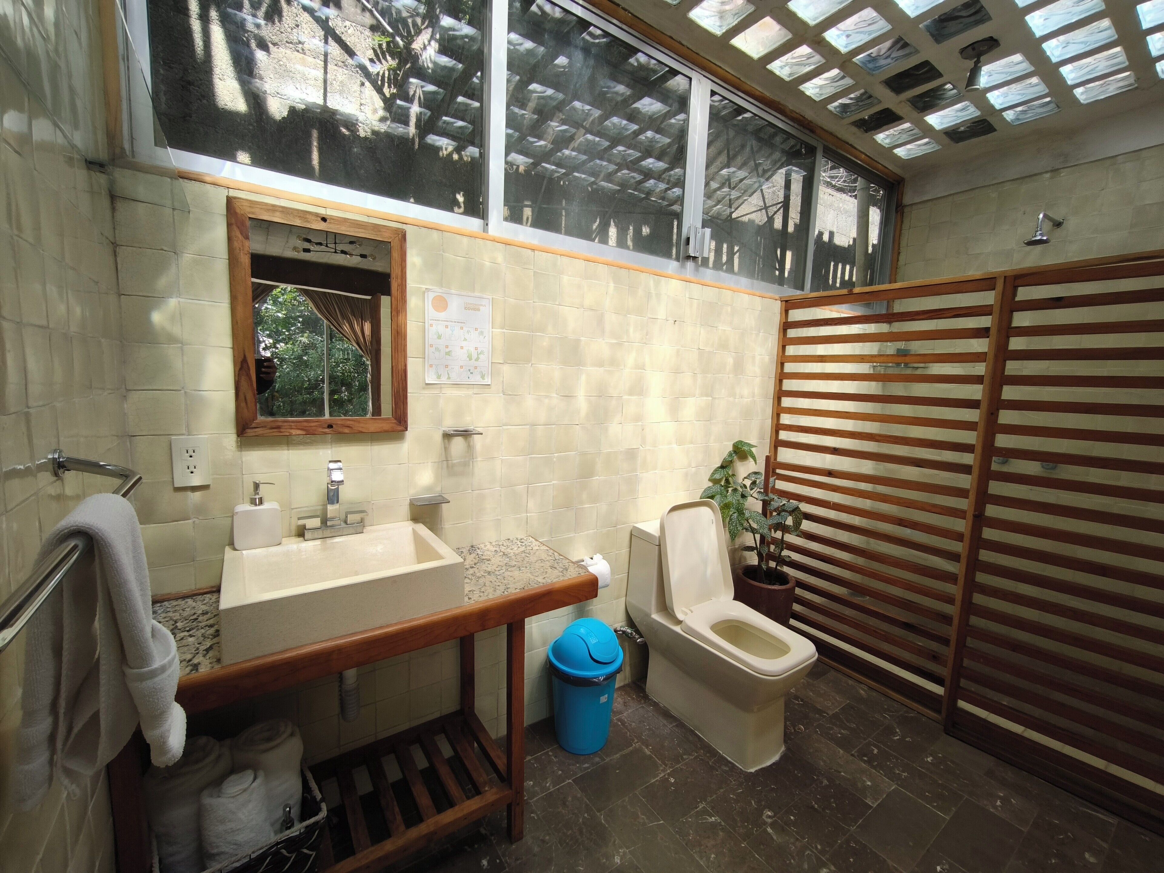 Dusche, Handtücher, Seife, Toilettenpapier