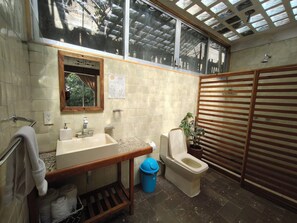 Douche, serviettes fournies, savon, papier toilette