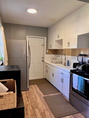 Fridge, microwave, oven, stovetop - Charming Florida Cottage - close to downtown, beach, Las Olas, airport! (Fort Lauderdale)