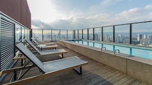 A rooftop pool with lounge chairs and a city view. - Elegance and Comfort - Close to Allianz Parque Sp-p2202b (São Paulo)