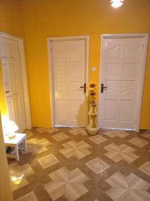 Interior - Home Stay In Accra, Travellers With Kids Are Welcomed. 5 mins Walk Away To Beach (Accra)