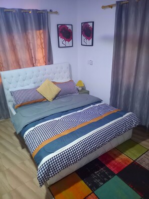 Iron/ironing board - Home Stay In Accra, Travellers With Kids Are Welcomed. 5 mins Walk Away To Beach (Accra)