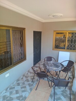 Outdoor dining - Home Stay In Accra, Travellers With Kids Are Welcomed. 5 mins Walk Away To Beach (Accra)