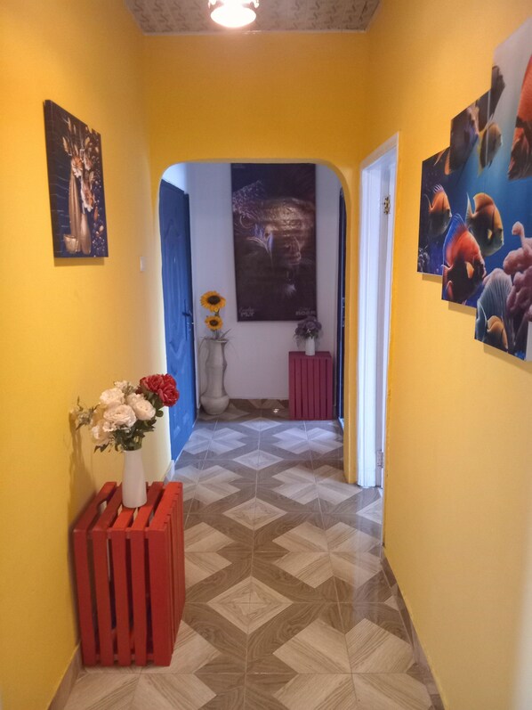 Interior - Home Stay In Accra, Travellers With Kids Are Welcomed. 5 mins Walk Away To Beach (Accra)